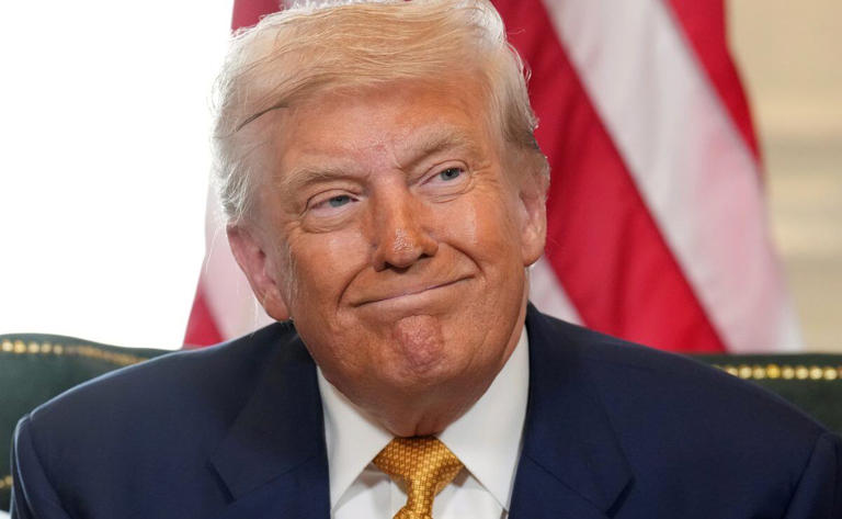 El presidente Donald Trump reacciona tras alcanzar un acuerdo comercial con la presidenta de la Comisión Europea, Ursula von der Leyen, en el campo de golf Trump Turnberry en Turnberry, Escocia, el domingo 27 de julio de 2025. Foto: AP