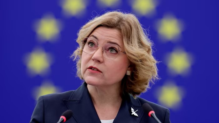 Foto: Henna Virkkunen, comisionada europea de tecnología, durante una conferencia en Bruselas. © Ronald Wittek / EPA-EFE, vía Financial Times.