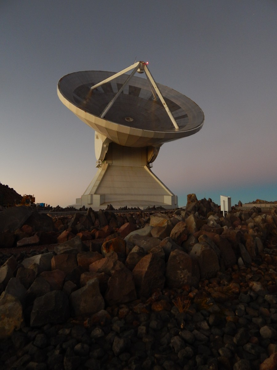 La antena del LMT, de 50 metros de diámetro, opera a más de 4,600 metros de altitud, donde las condiciones atmosféricas permiten observaciones milimétricas de gran precisión.