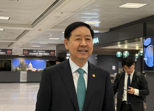El ministro de Economía y Finanzas surcoreano, Koo Yun-cheol, habla con la prensa a su llegada, el 15 de octubre de 2025 (hora local), al Aeropuerto Internacional de Dulles, cerca de Washington.