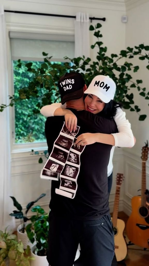 © @marthahigareda Casi dos meses, revelaron que esperaban gemelos.