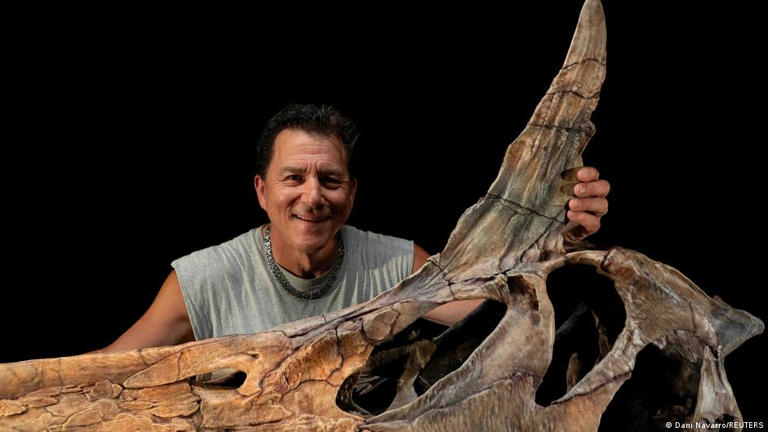 El paleontólogo Paul Sereno, junto con el cráneo del nuevo Spinosaurus descubierto. © Dani Navarro/REUTERS