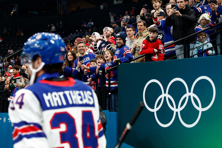 Milano Cortina 2026 Olympics - Ice Hockey - Men's Play-offs Semifinals - United States vs Slovakia - Milano Santagiulia Ice Hockey Arena, Milan, Italy - February 20, 2026. Auston Matthews of United States with fans before the match REUTERS/Alessandro Garofalo © Alessandro Garofalo (REUTERS)