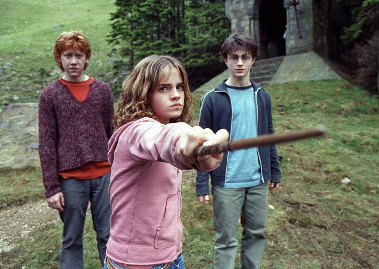 Rupert Grint, Emma Watson y Daniel Radcliffe en el set de la película 'Harry Potter and The Prisoner of Azkaban', en Londres, en 2003.