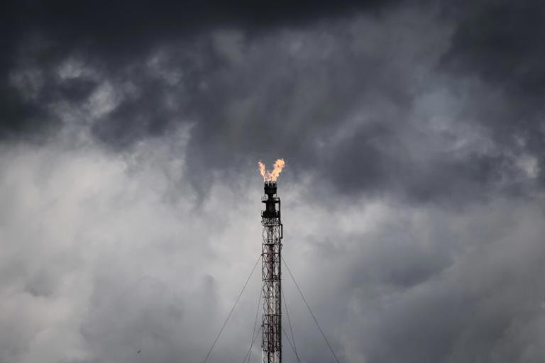 Esta fotografía muestra la antorcha de la refinería de petróleo de Lavera en Martigues, sur de Francia, el 11 de marzo de 2026. Los 32 países miembros de la Agencia Internacional de la Energía (AIE) decidieron el 11 de marzo de 2026 liberar 400 millones de barriles de petróleo de sus reservas —la mayor liberación de este tipo hasta la fecha— para paliar el impacto de la guerra en Oriente Medio. (Foto de Thibaud MORITZ / AFP) © AFP