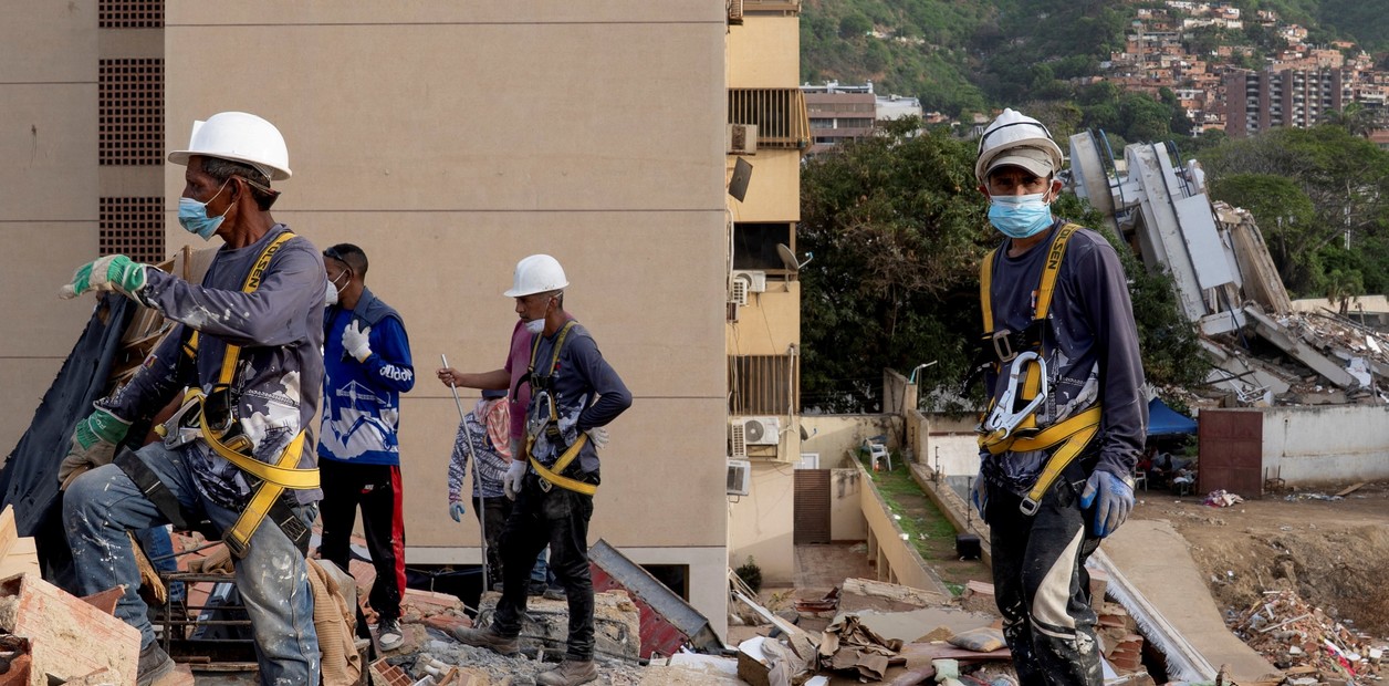 Rescatistas trabajan en la búsqueda de sobrevivientes en un edificio de La Guaira que colapsó por los terremotos. (Foto: Reuters/Marian Carrasquero)