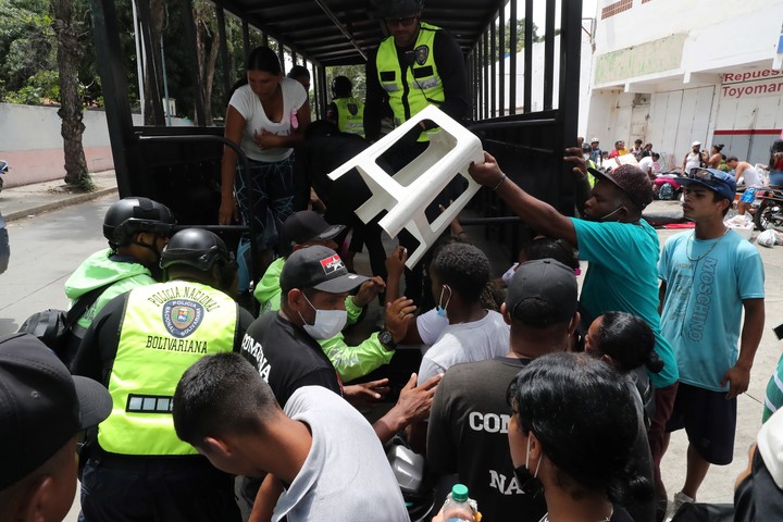 Personas protestan este sábado por la falta de respuesta del gobierno después de los terremotos (EFE/ Raúl Martínez)