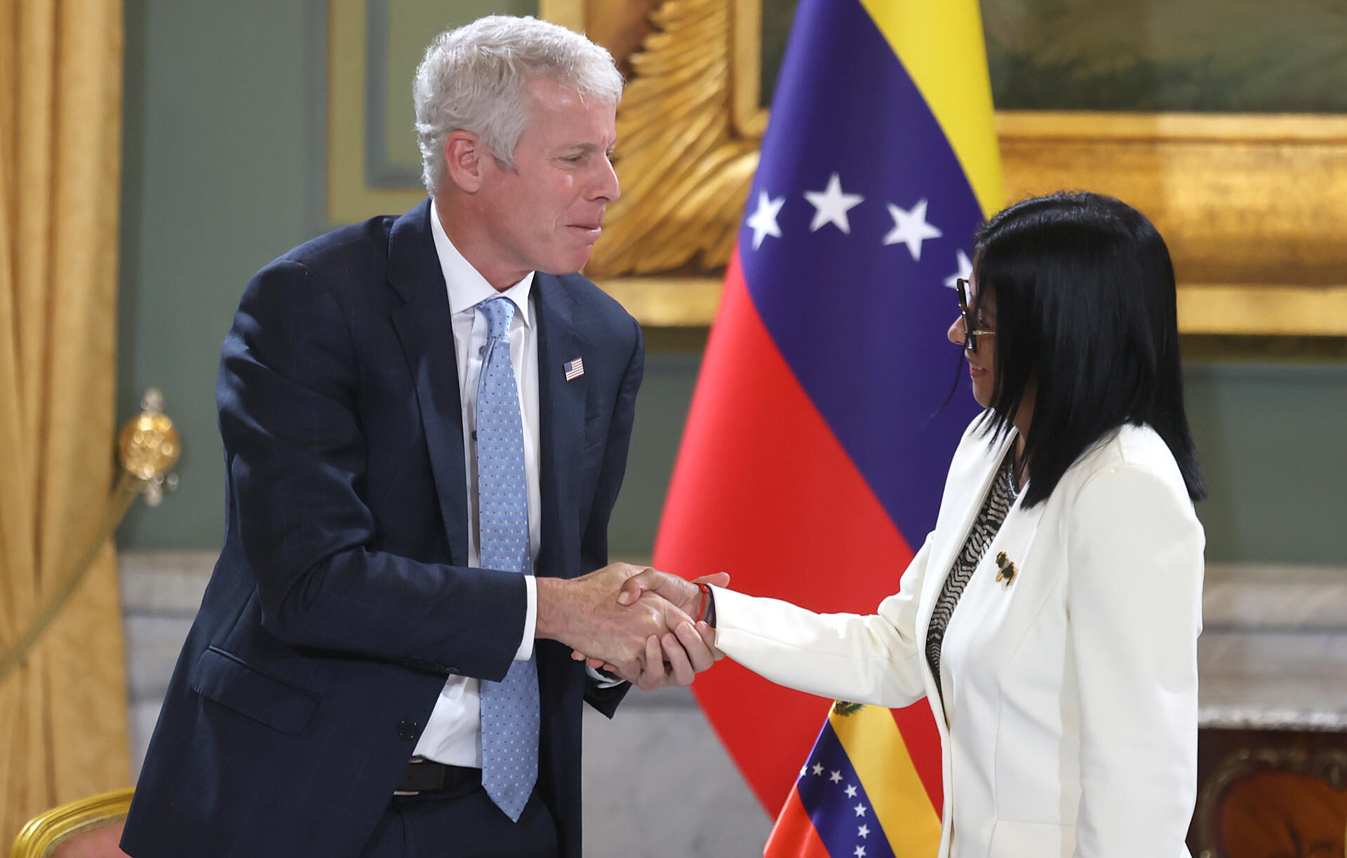 La presidenta encargada de Venezuela, Delcy Rodríguez (d), saluda al secretario de Energía de EEUU, Chris Wright | EFE
