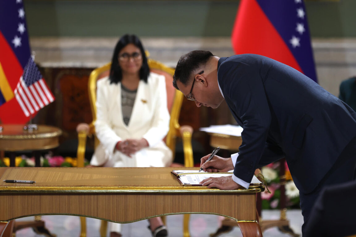 El presidente de la Corporación venezolana de petróleo, Eduardo Pinto, firma un documento este miércoles, en Caracas | EFE
