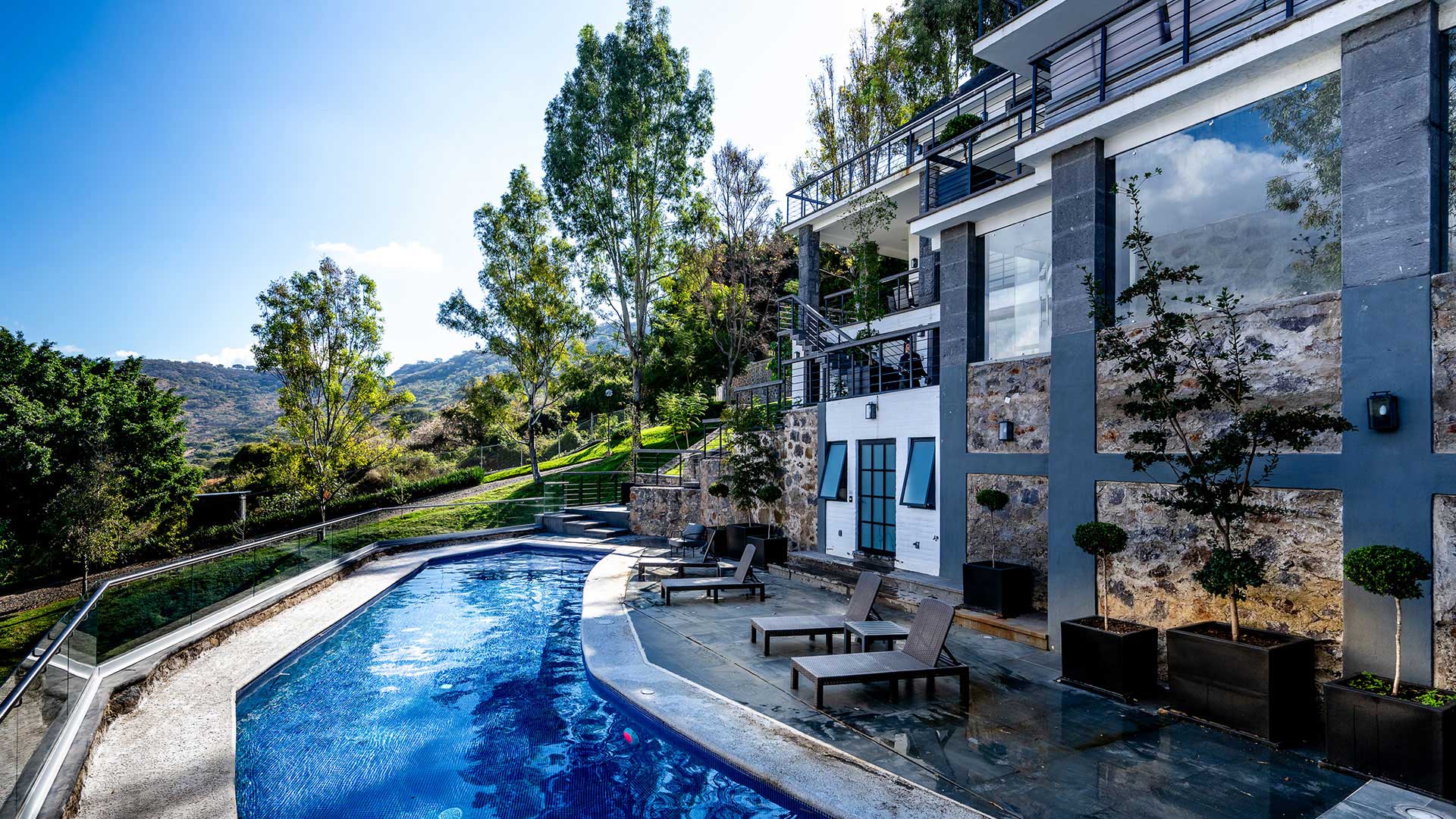 Amplitud, comodidad y privacidad para grupos.
La Casona es ideal para reuniones familiares, celebraciones y estancias grupales que buscan un espacio amplio y totalmente privado.

Su diseño combina áreas sociales, amenidades premium y múltiples niveles para disfrutar cada momento con comodidad.

Características

• 5 habitaciones
• Capacidad hasta 16 personas
• Alberca
• Gimnasio
• Terraza en 5 niveles
• Grill
• 7 baños