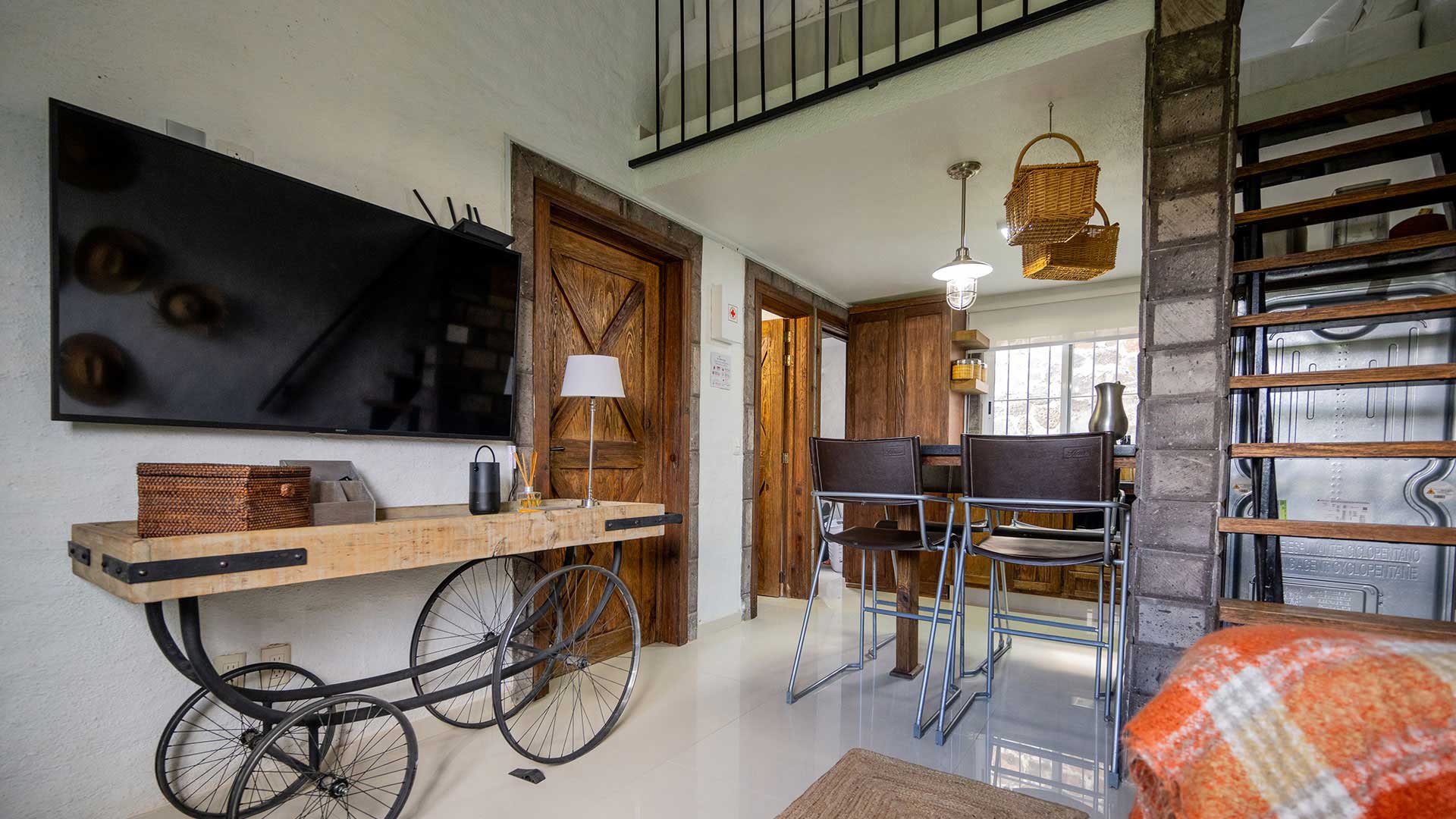 Una escapada privada para desconectar
El Chalet está pensado para quienes buscan tranquilidad, comodidad y una experiencia más íntima.

Ideal para escapadas en pareja o fines de semana de descanso en un entorno relajado y privado.

Características

• 1 habitación
• Capacidad para 2 personas
• Jacuzzi
• Grill
• Servicio de conserjería

Un espacio acogedor para disfrutar sin prisas